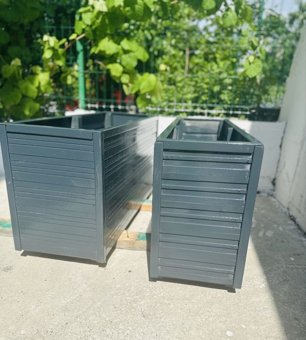 Vand jardiniere din lemn masiv