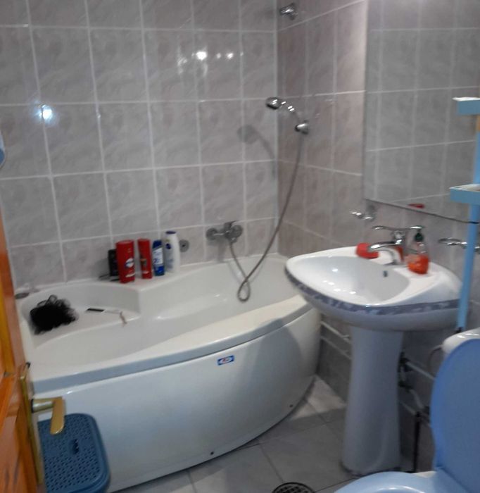 Inchiriez apartament cu 3 camere in zona liceului Petru Rares