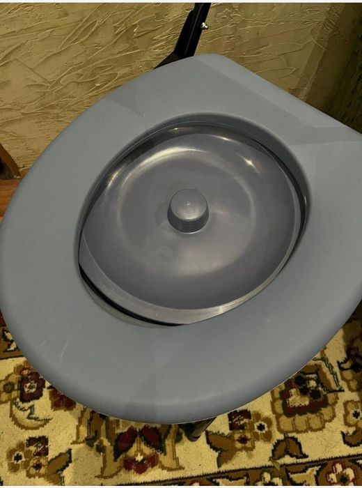 Продаю кресло -туалет стул