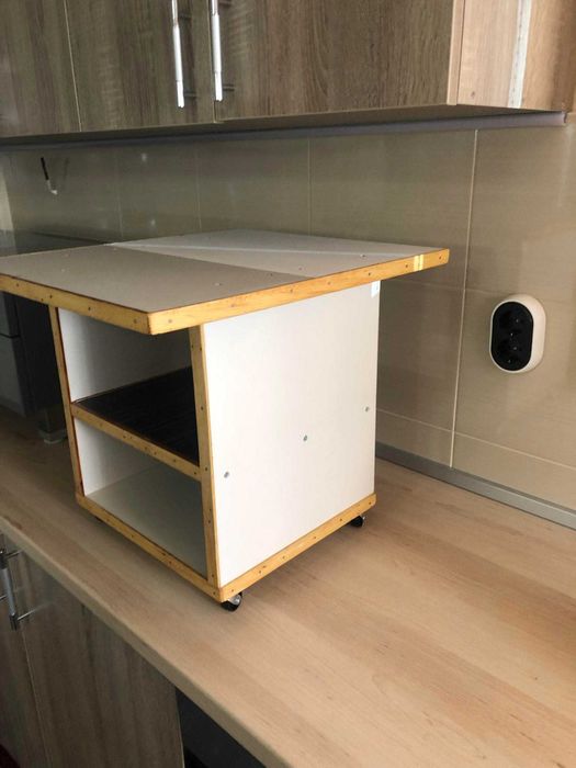 Помощна масичка на колела