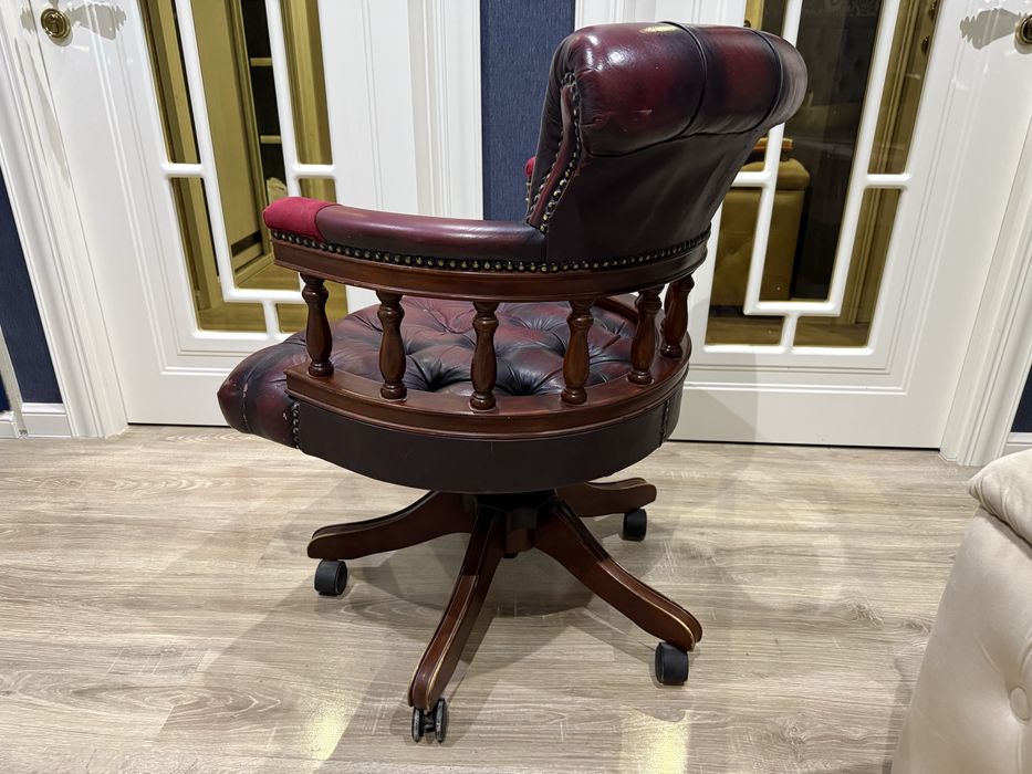 * шикарное офисное кресло из натуральных кожи и дерева