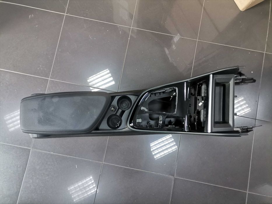 Централна Конзола BMW F45 F46 Комплект Индукционно Зарядно