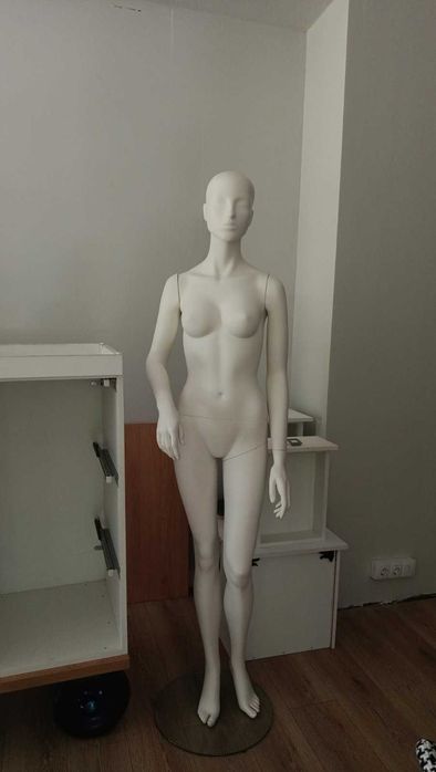 Манекени за дамски дрехи
