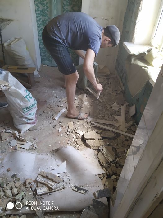 Демонтаж стены кафеля стяжки