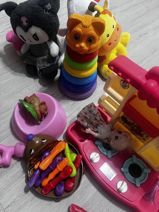 Отдам пакет игрушек и самокат