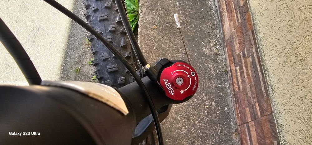 Vand bicicleta in stare aproape noua