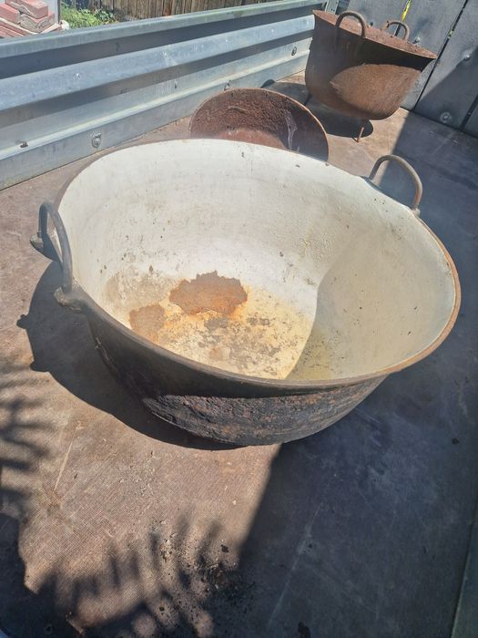 Vand 2 tuciuri si o paine in Ţast.