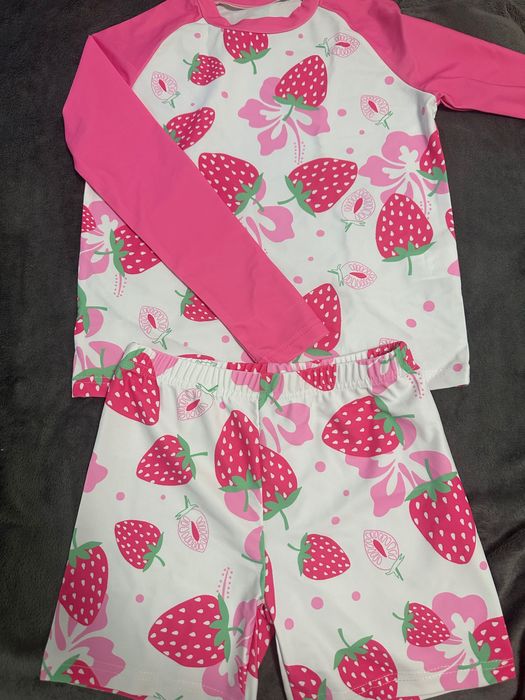 Vând costum de baie pentru fetițe, 9-10 ani.