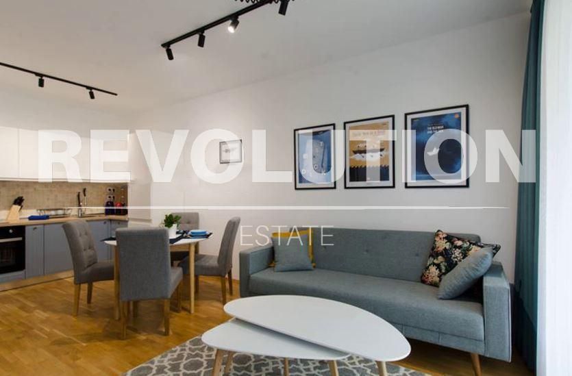 Дава се под наем Двустаен апартамент в к.к. Св.Св. Константин и Елена - 75 кв.м за 900 € - Снимка #1