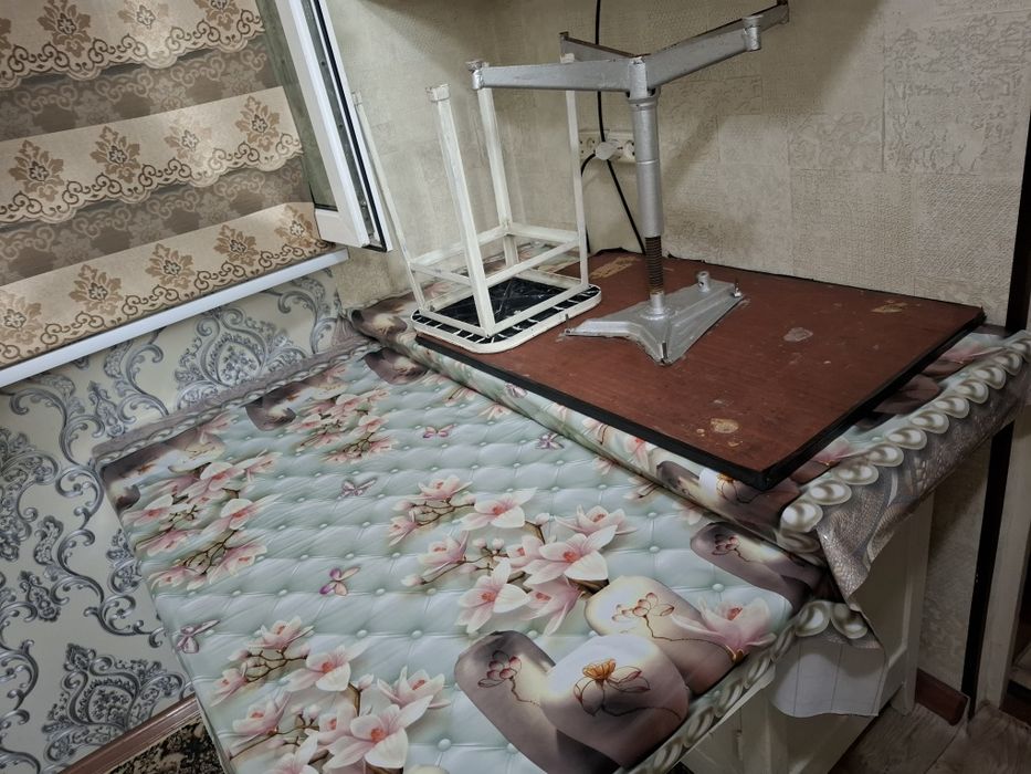 срочно продам письменные, кухонные столы, мед. и журн. столик (б/у)