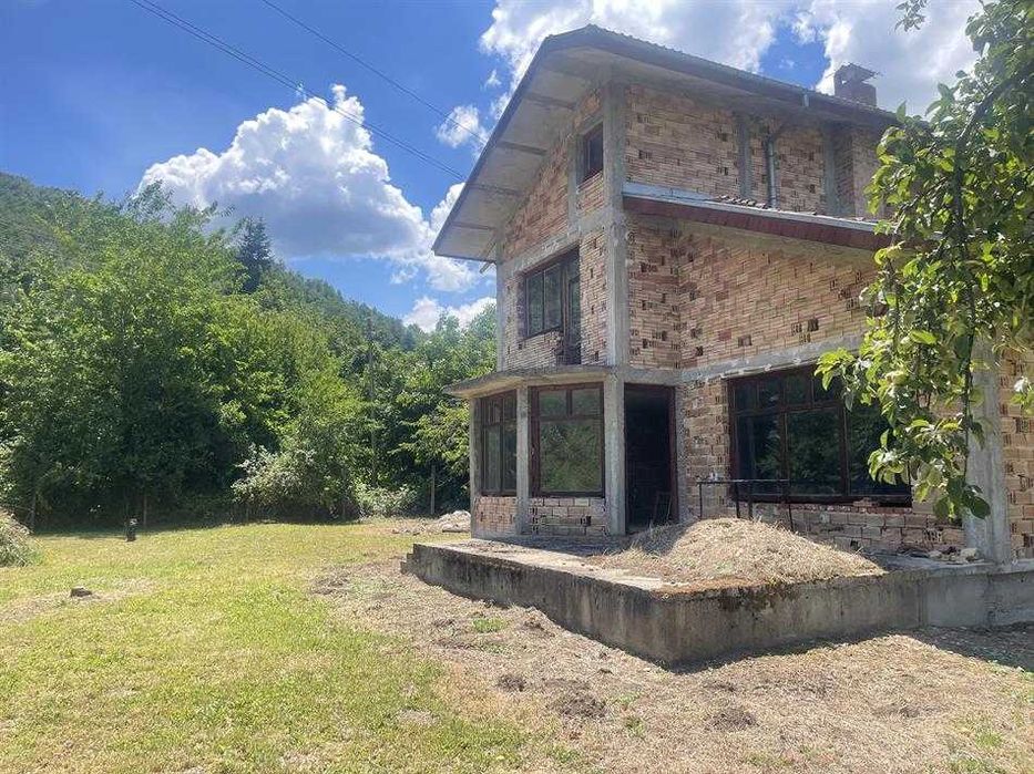 Продава се къща - с.Карамичевци