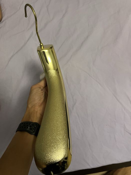 Золотые вешалки для магазина