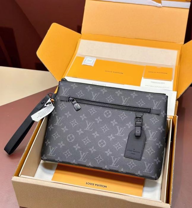 Чанта Louis Vuitton Takeoff Pouch