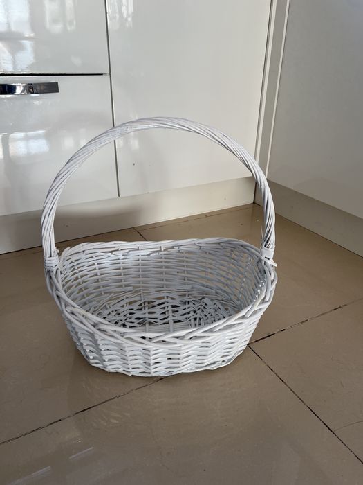Продам корзину , цвет белый