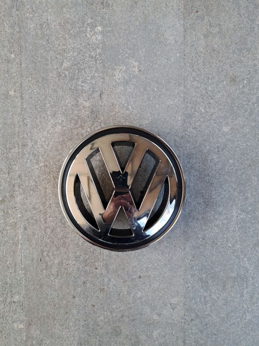 Емблема за предната решетка на пасат шест 15см.