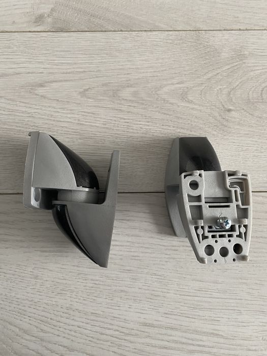 Suporti perete pentru boxe satelit.