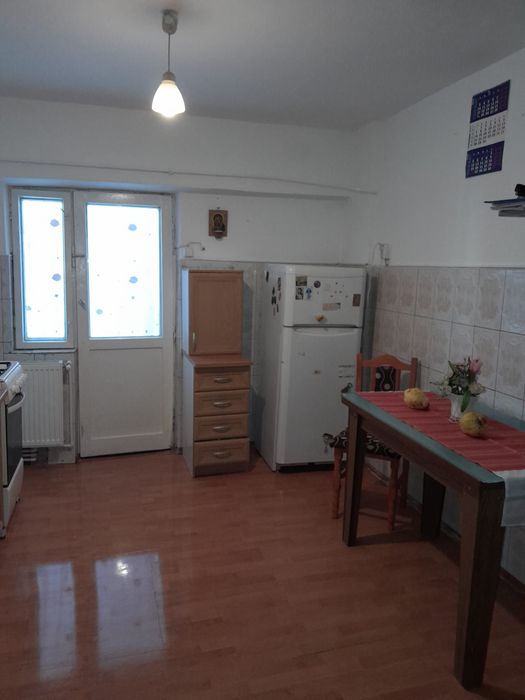 Vand apartament  cu 2 camere decomandat