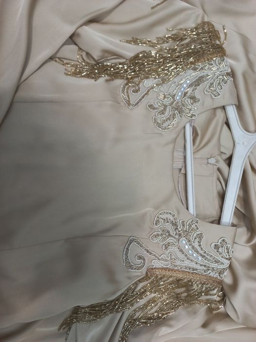 Вечерное скромное платье