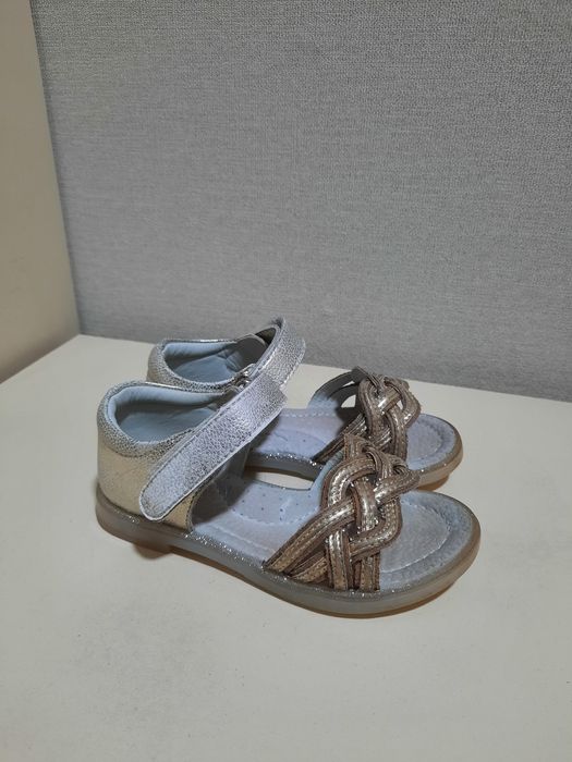 Продам детскую обувь на девочку 25-26