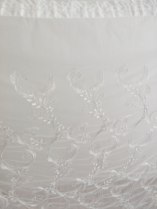 Шторы , тюль очень красивая.