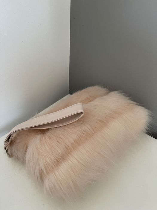 Дамска чанта на Guess