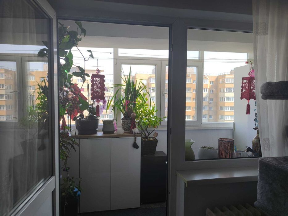Vand apartament 4 camere , decomandat, mobilat si utilat, la autogara Militari et. 8/10