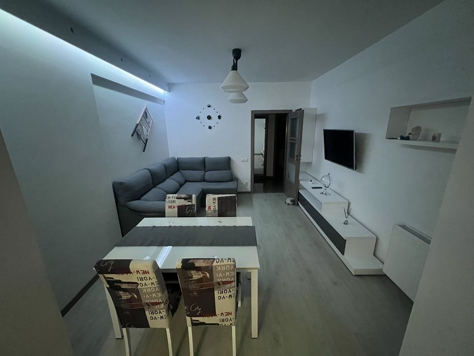 Proprietar inchiriez apartament cu 3 camere, 2 dormitoare, 2 bai, loc parcare, centrala, AC, balcon, camera dresing