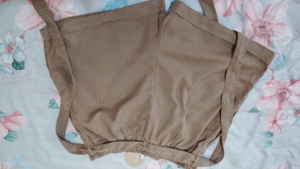 Дамски къси панталони с колан.