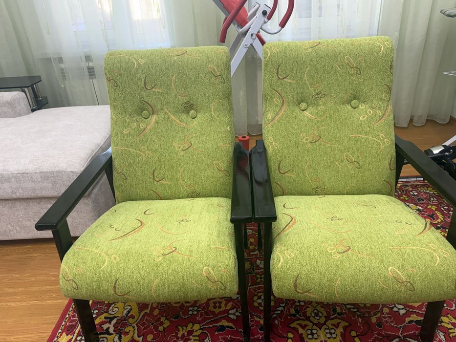 Нераскладной диван с металлическими ножками.2кресла (не пользовались)