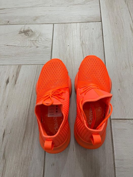 Adidasi Nike , marimea 38 , noi