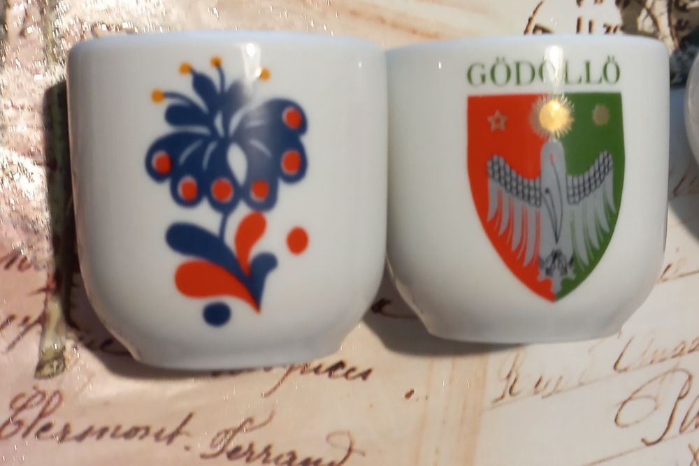 6 броя малки порцеланови чашки с двустранна шарка