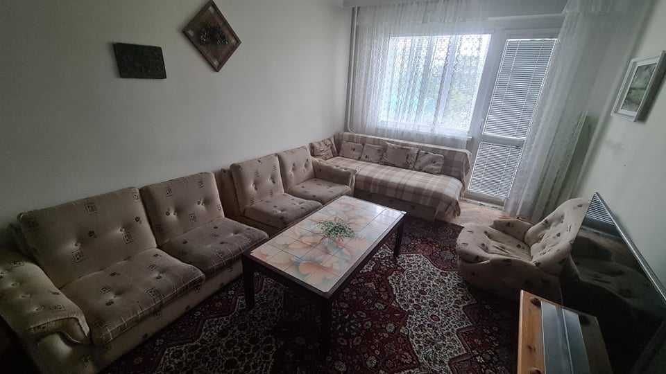 Продавам диван от 2 части с 2 футьойла