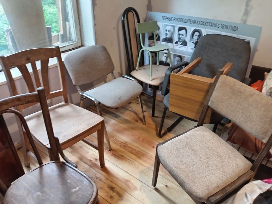 стулья, парта, табуретки советская