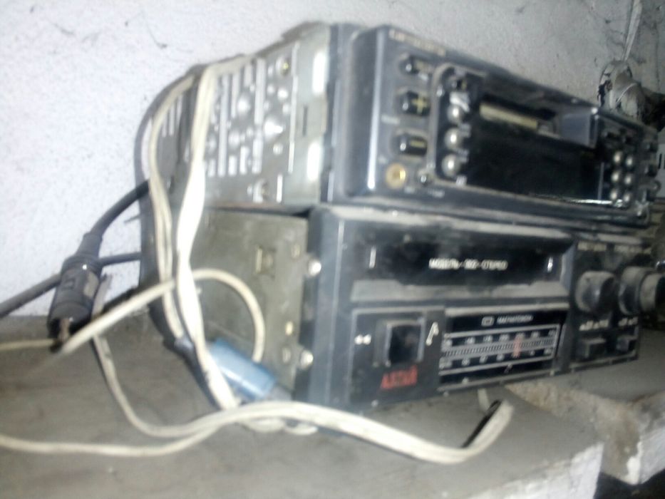 Магнитофон - радио ,стерео на автомобиль , их ТРИ штуки все разные ...