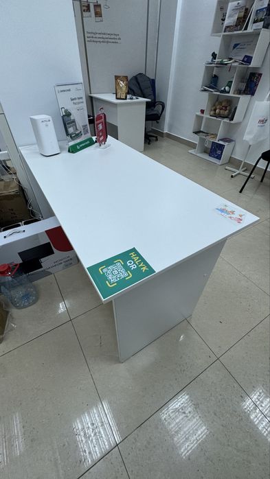 Столы белые офисные