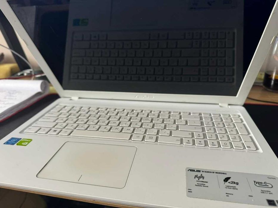 Продавам лаптоп Asus x540s