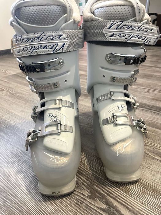 Ски обувки, еднократно използвани