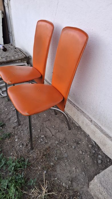 2 scaune piele, portocaliu cu structură metalică  cromată