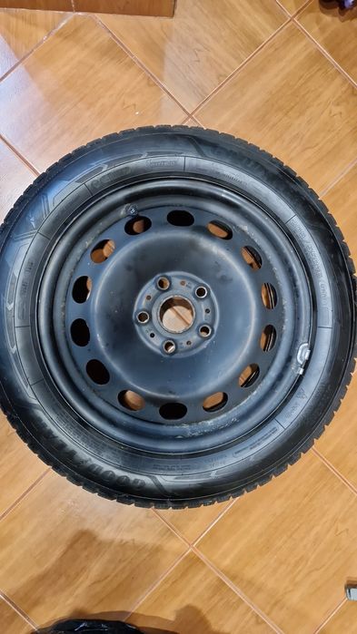Vând set 4 anvelope de iarnă premium Goodyear UltraGrip Performance 3