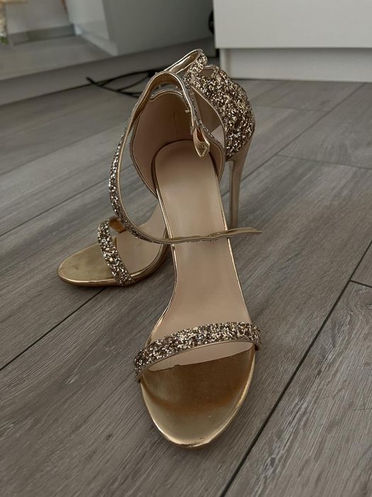 Сандали за бал или повод в златно