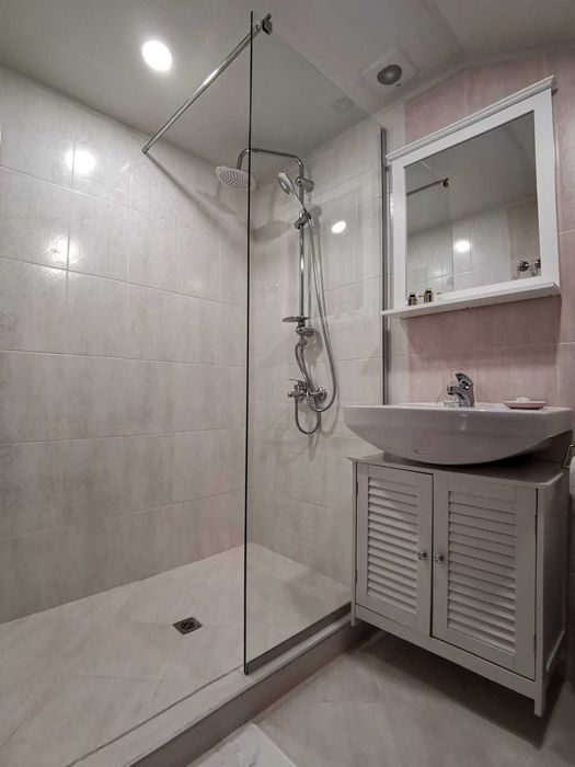 Прелагаме за прдажба уюутен семеен хотелски комплекс гр. Велндрад