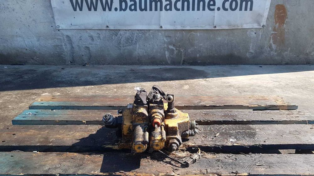 Distribuitor hidraulic fata buldoexcavator Caterpillar 428B ,428C,438