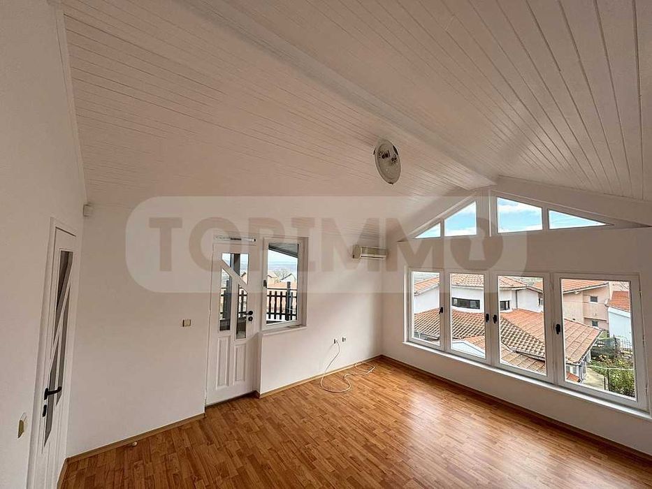 Просторна къща с басейн в село Рогачево