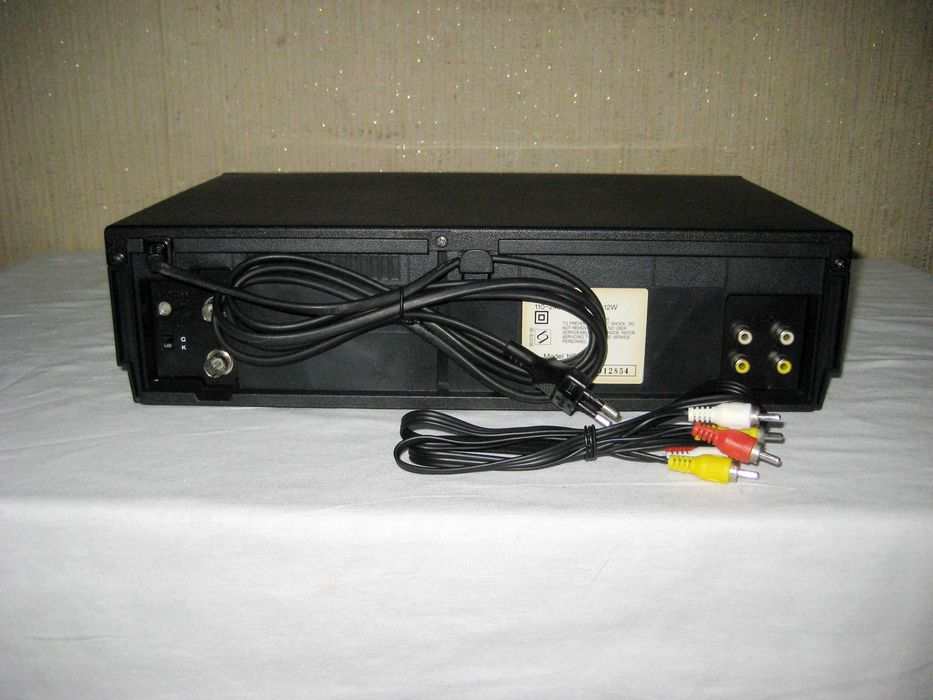 Видео аппарат Philips кассетный  оригинал отличном рабочим состоянии!