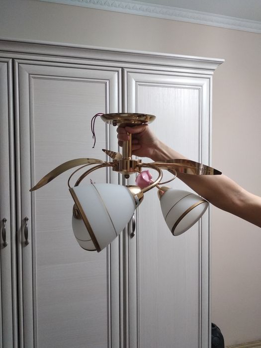 Продам люстру трехрожковую