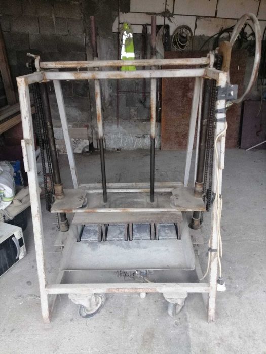 Presă de Boltari:  Alimentată cu Eficiență!