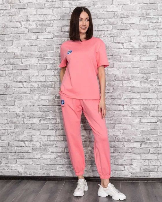 Женский спортивный костюм