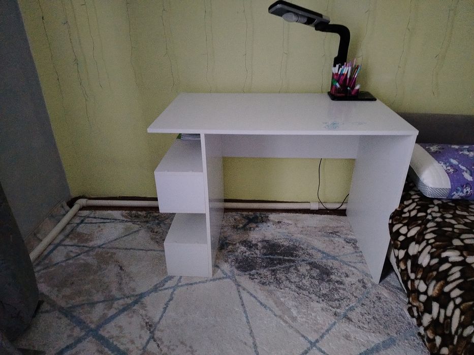 . Стол в комнату.