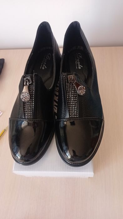 Продаются туфли совершенно новые. Очень удобные и красивые.