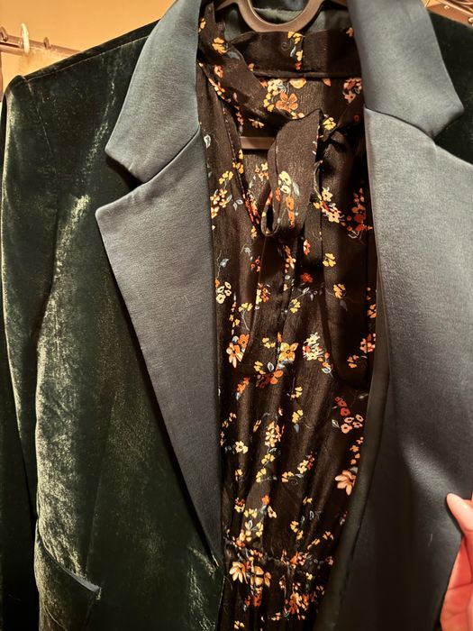 Зелено сако от кадифе и сатенена рокля на цветя